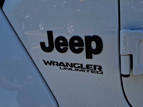 Used 2022 Jeep Wrangler Unlimited Sahara AWD/4WD image 32