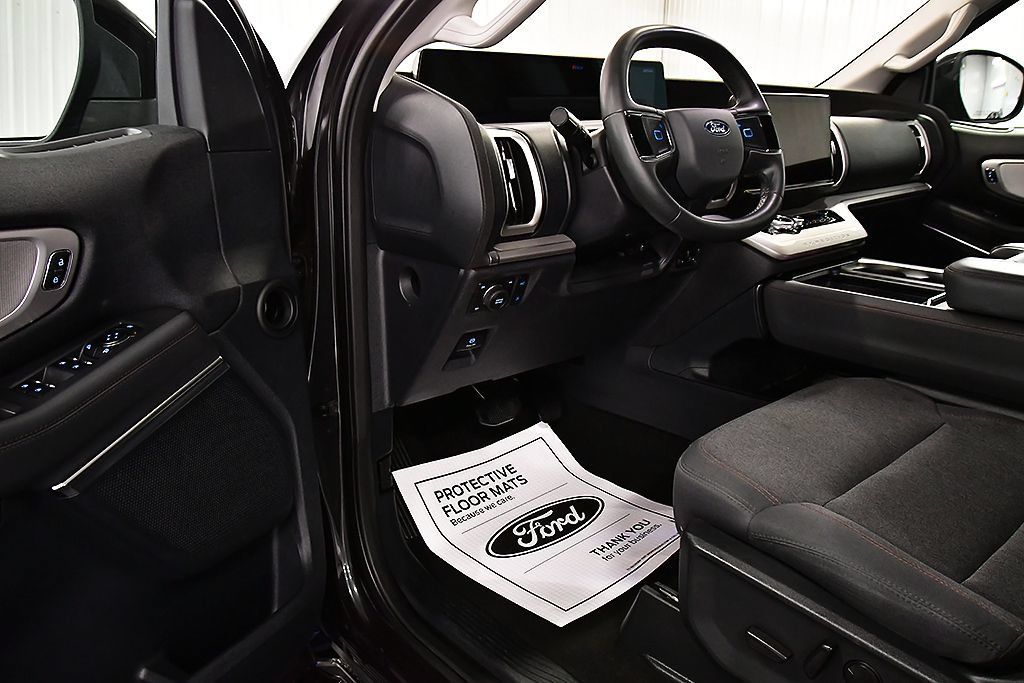 Used 2025 Ford Expedition Active AWD/4WD image 13