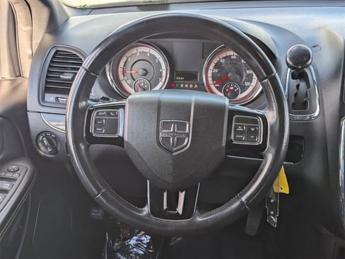 Used 2018 Dodge Grand Caravan SE image 16