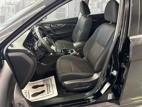 Used 2018 Nissan Rogue SV image 9