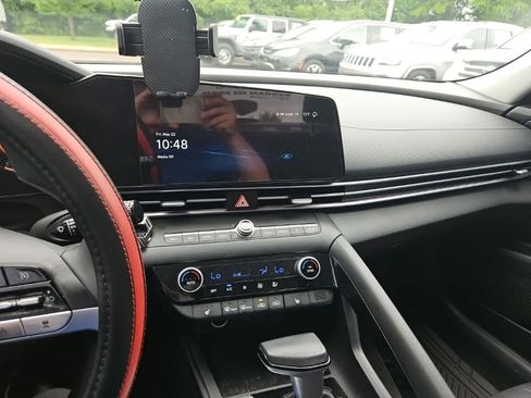Used 2022 Hyundai Elantra Limited FWD image 19
