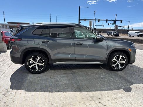 Certified 2025 Volkswagen Tiguan SE image 8