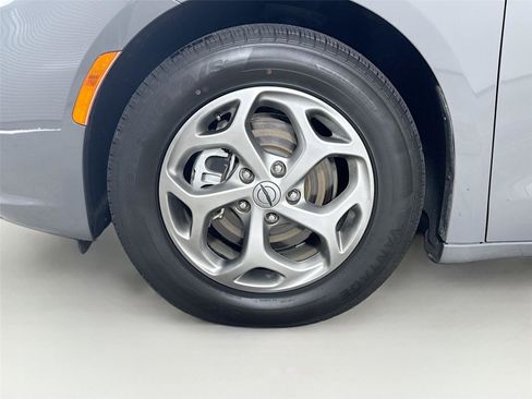Used 2023 Chrysler Pacifica Limited FWD image 30