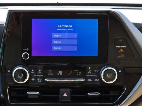 Used 2024 Toyota Highlander XLE image 11