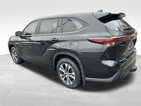 Used 2024 Toyota Highlander XLE image 3