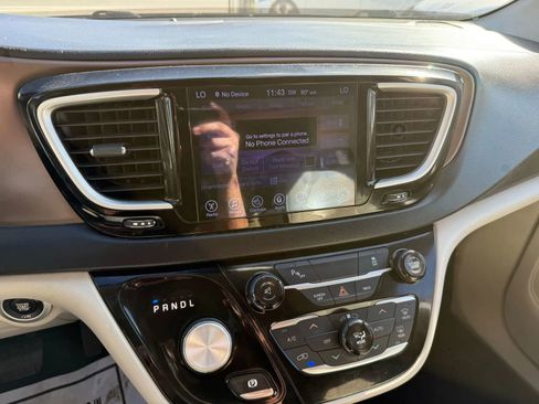 Used 2017 Chrysler Pacifica Touring-L image 15