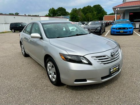 Used 2009 Toyota Camry LE FWD image 3