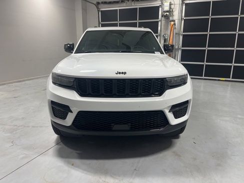 New 2025 Jeep Grand Cherokee 4WD image 2