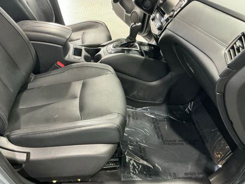 Used 2018 Nissan Rogue SL w/ Premium Package image 12