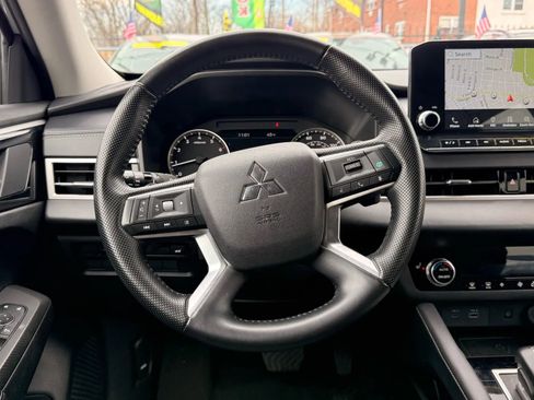 Used 2024 Mitsubishi Outlander FWD image 21