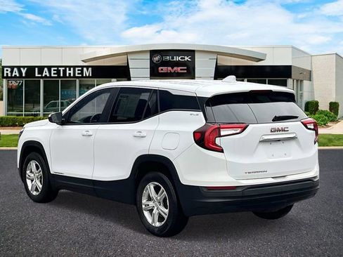 Used 2024 GMC Terrain SLE image 3