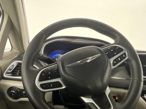 Used 2023 Chrysler Pacifica Touring-L FWD image 25