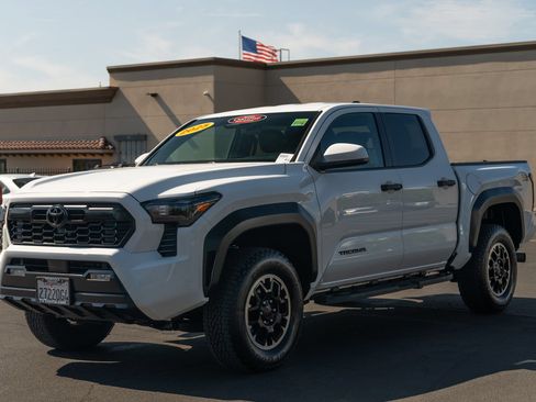 Certified 2025 Toyota Tacoma TRD Off-Road AWD/4WD image 3