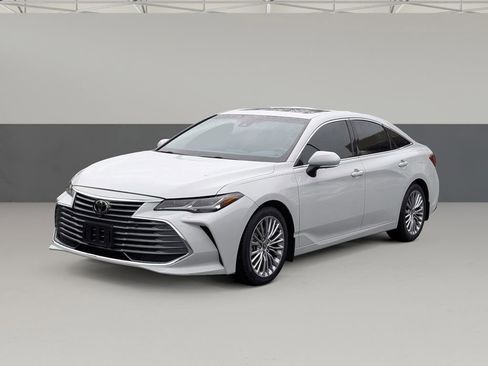 Used 2022 Toyota Avalon Limited image 4