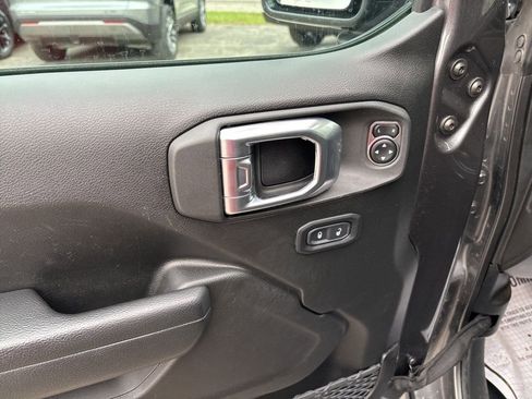 Used 2022 Jeep Gladiator Willys image 10