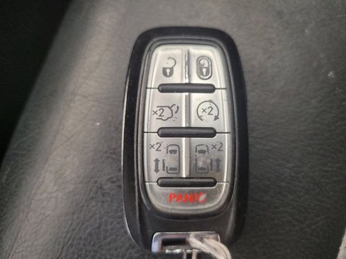 Used 2020 Chrysler Pacifica Touring-L FWD image 32