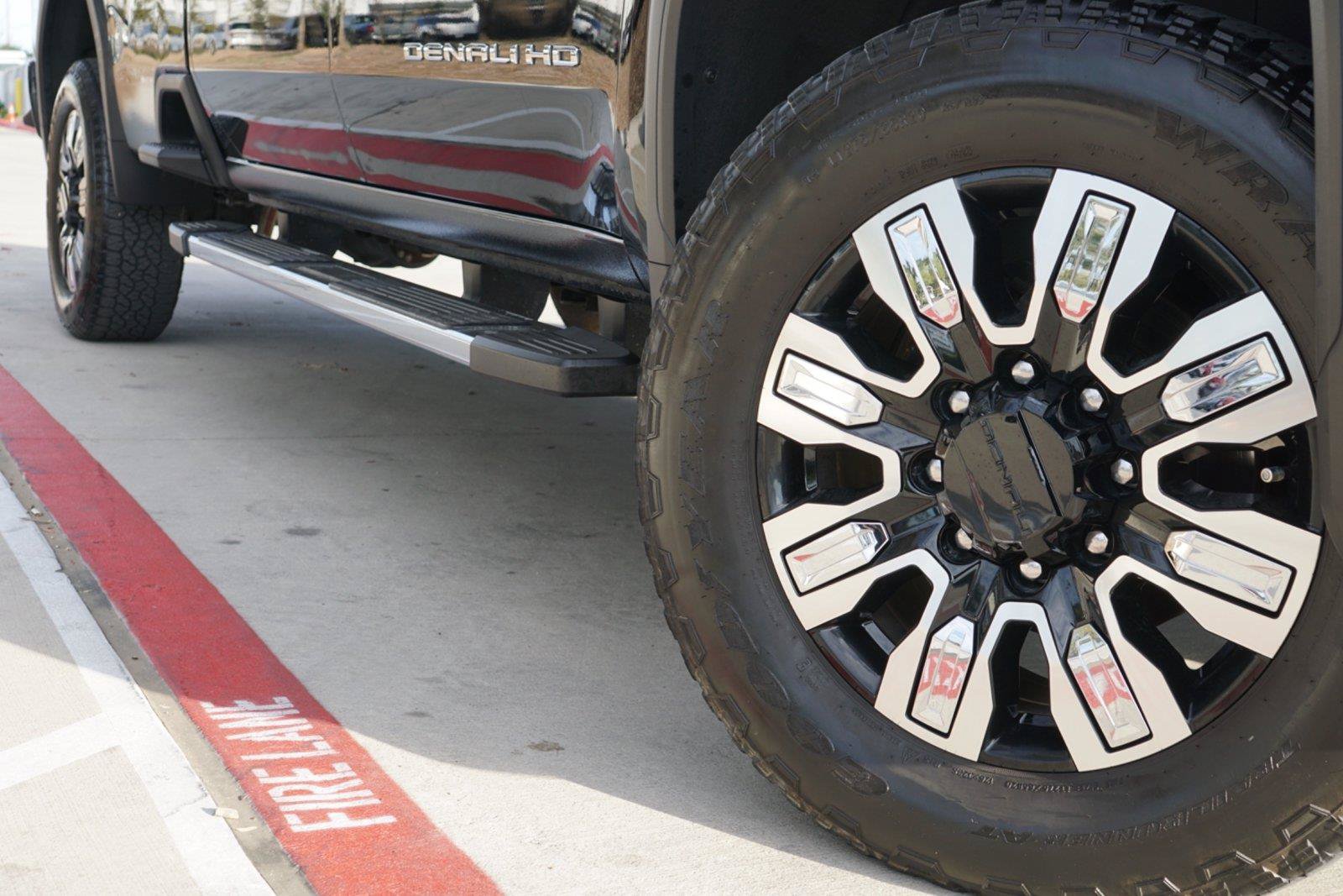 Used 2024 GMC Sierra 3500 Denali w/ Technology Package AWD/4WD image 2