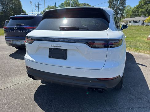 Used 2022 Porsche Cayenne Platinum Edition image 5