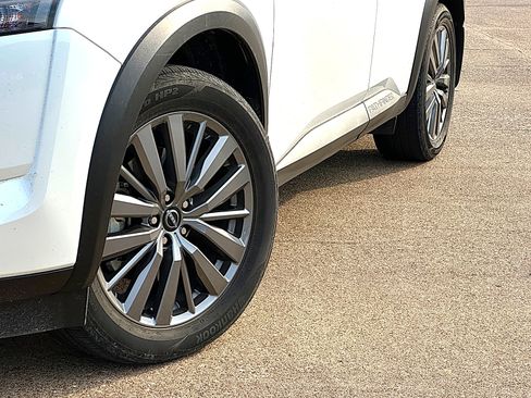 Used 2025 Nissan Pathfinder SL w/ SL Premium Package FWD image 3
