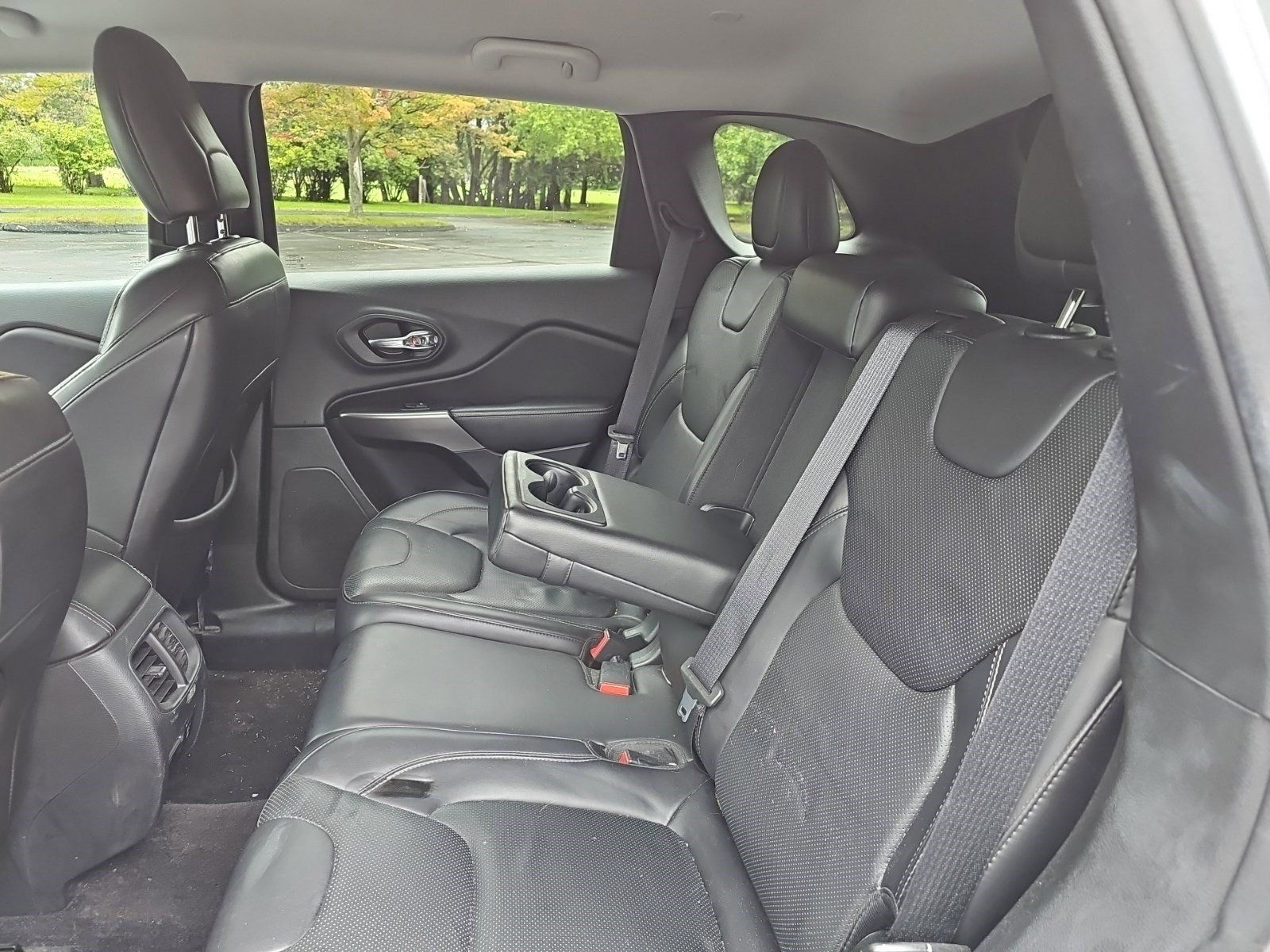 Used 2019 Jeep Cherokee Limited w/ Luxury Group AWD/4WD image 17