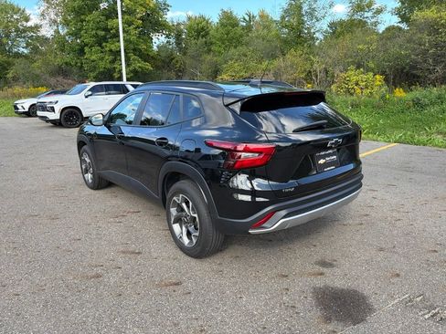 Used 2024 Chevrolet Trax LT w/ Sunroof Package FWD image 7