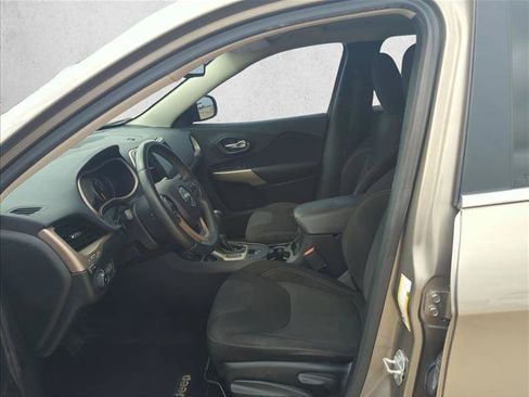 Used 2017 Jeep Cherokee Latitude FWD image 15