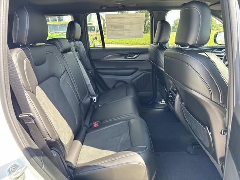 New 2025 Jeep Grand Cherokee Altitude image 19