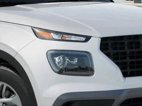 New 2025 Hyundai Venue SE image 9