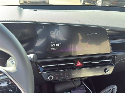 Used 2025 Kia Niro SX image 5