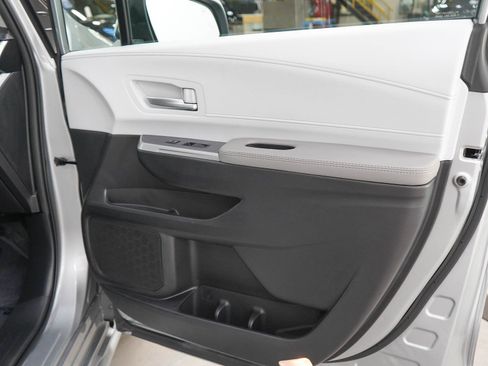 Used 2025 Toyota Sienna FWD image 9