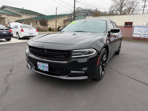 Used 2017 Dodge Charger R/T w/ Navigation & Travel Group image 4