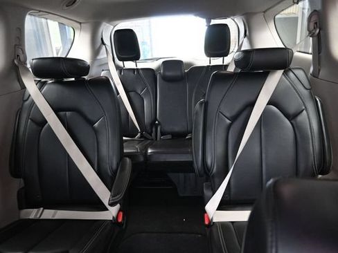 Used 2023 Chrysler Pacifica Touring-L FWD image 37