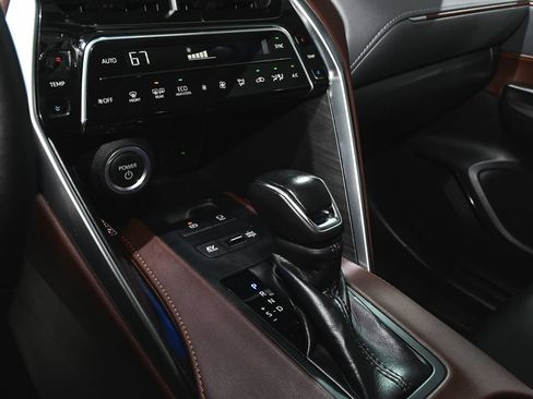 Used 2023 Toyota Venza Limited AWD/4WD image 40