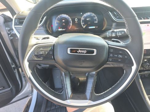 Used 2024 Jeep Grand Cherokee L Limited w/ Luxury Tech Group II AWD/4WD image 17