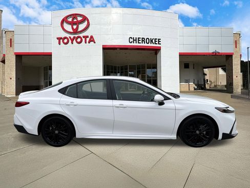 Used 2026 Toyota Camry SE w/ Convenience Package image 4