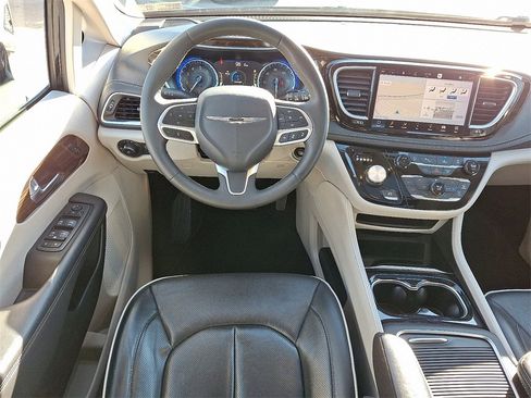 Used 2023 Chrysler Pacifica Limited image 12