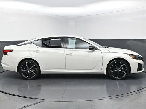 Used 2023 Nissan Altima 2.5 SR FWD image 6