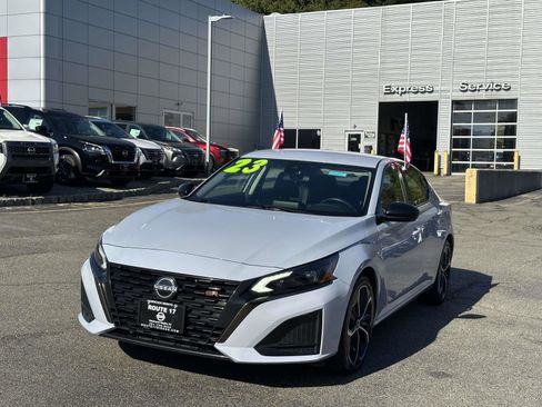 Used 2023 Nissan Altima 2.5 SR image 2