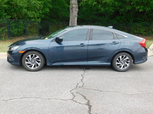Used 2018 Honda Civic EX image 2