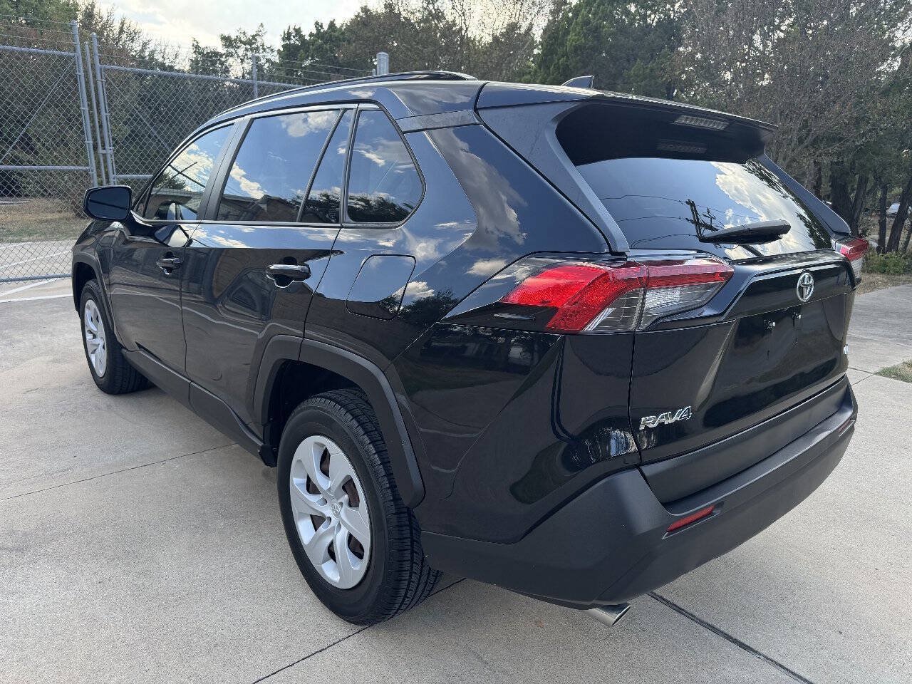 Used 2019 Toyota RAV4 LE FWD image 9
