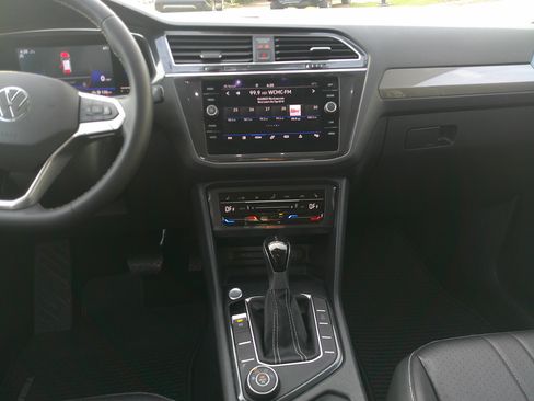 Used 2022 Volkswagen Tiguan SE image 31
