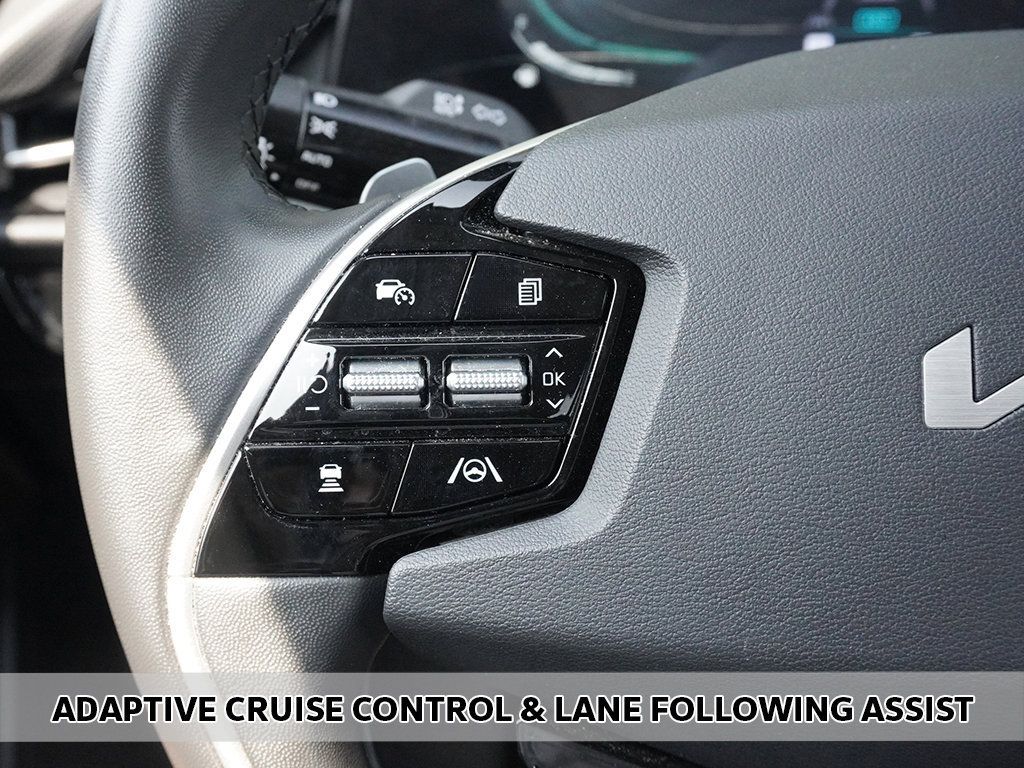 Used 2023 Kia Niro EX FWD image 4