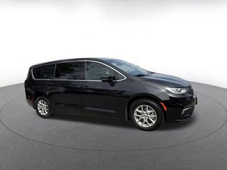 Used 2025 Chrysler Pacifica Select FWD video 2