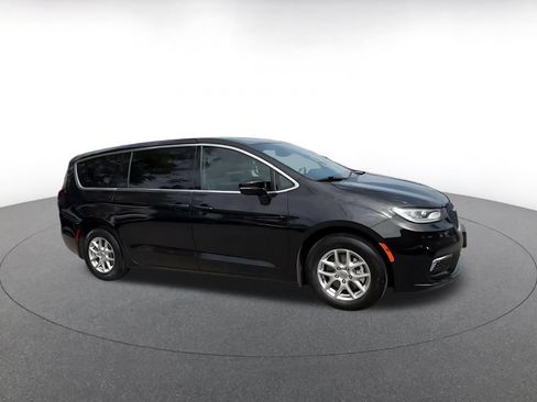 Used 2025 Chrysler Pacifica Select FWD image 2