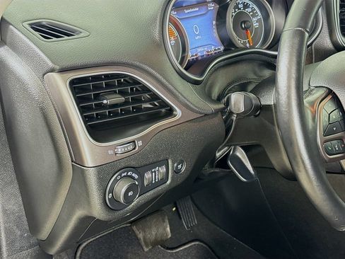 Used 2021 Jeep Cherokee Latitude Lux w/ Comfort/Convenience Group AWD/4WD image 12