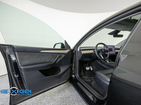 Used 2024 Tesla Model Y Performance AWD/4WD image 9