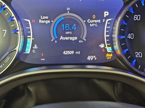 Used 2025 Chrysler Pacifica Select image 25