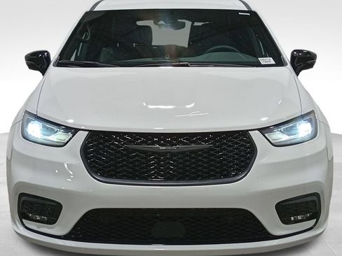 Used 2024 Chrysler Pacifica Limited FWD image 10