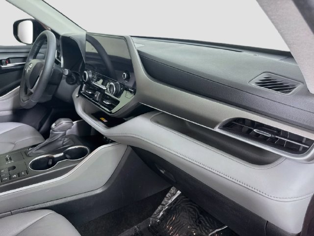 Used 2023 Toyota Highlander XLE AWD/4WD image 30