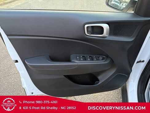 Used 2023 Hyundai Venue SEL image 11